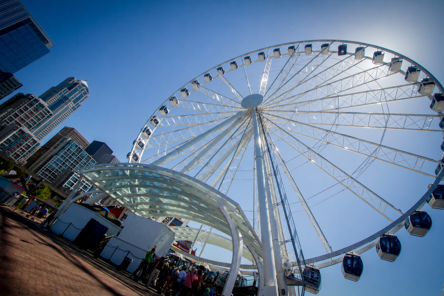 Seattle Great Wheel rising above the waterfront